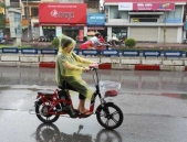 Đi xe máy điện trời mưa có sao không? Đây là câu trả lời chính xác nhất